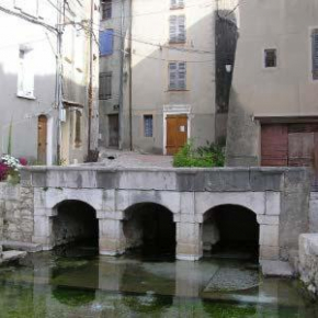 Maison de village, au calme.